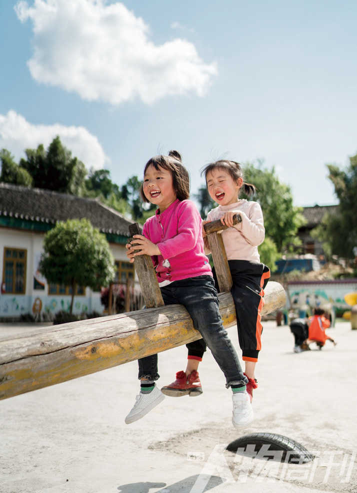 后寨村幼儿园, 4 岁半的石美琳(右)与伙伴开心地一起玩跷跷板
